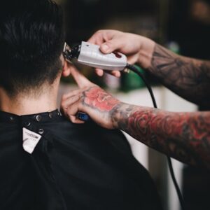 Barbería clásica vs. barbería moderna cursos en Barcelona según tu estilo