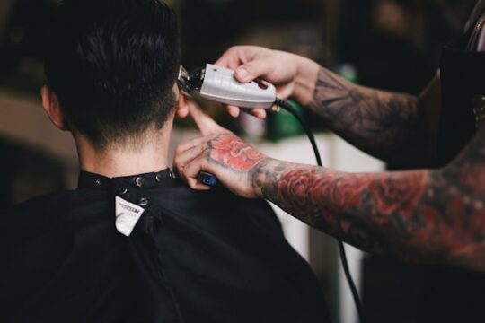 Barbería clásica vs. barbería moderna cursos en Barcelona según tu estilo
