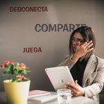 Mujer con una tableta digital mientras habla por teléfono